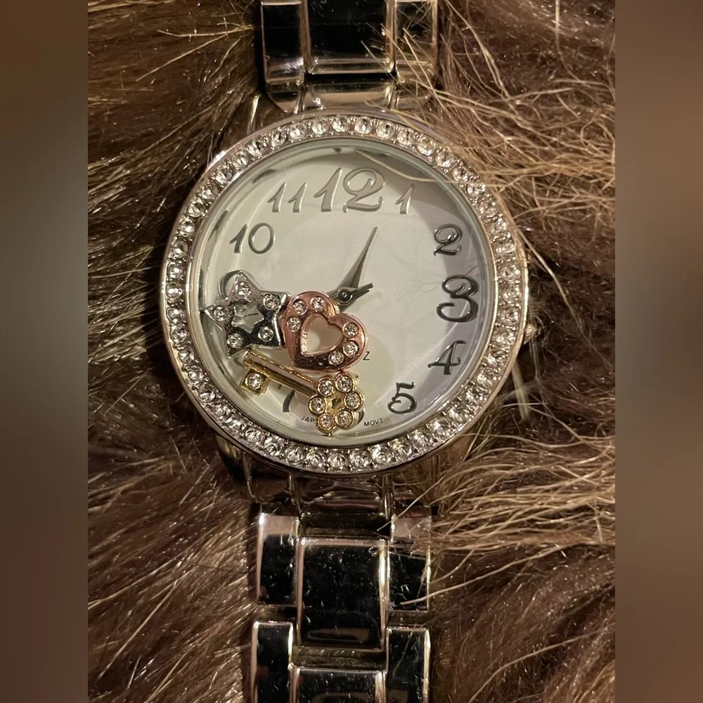 VGC Vintage AVON Floating Charms Silver tone Wristwatch. - Picture 6 of 16